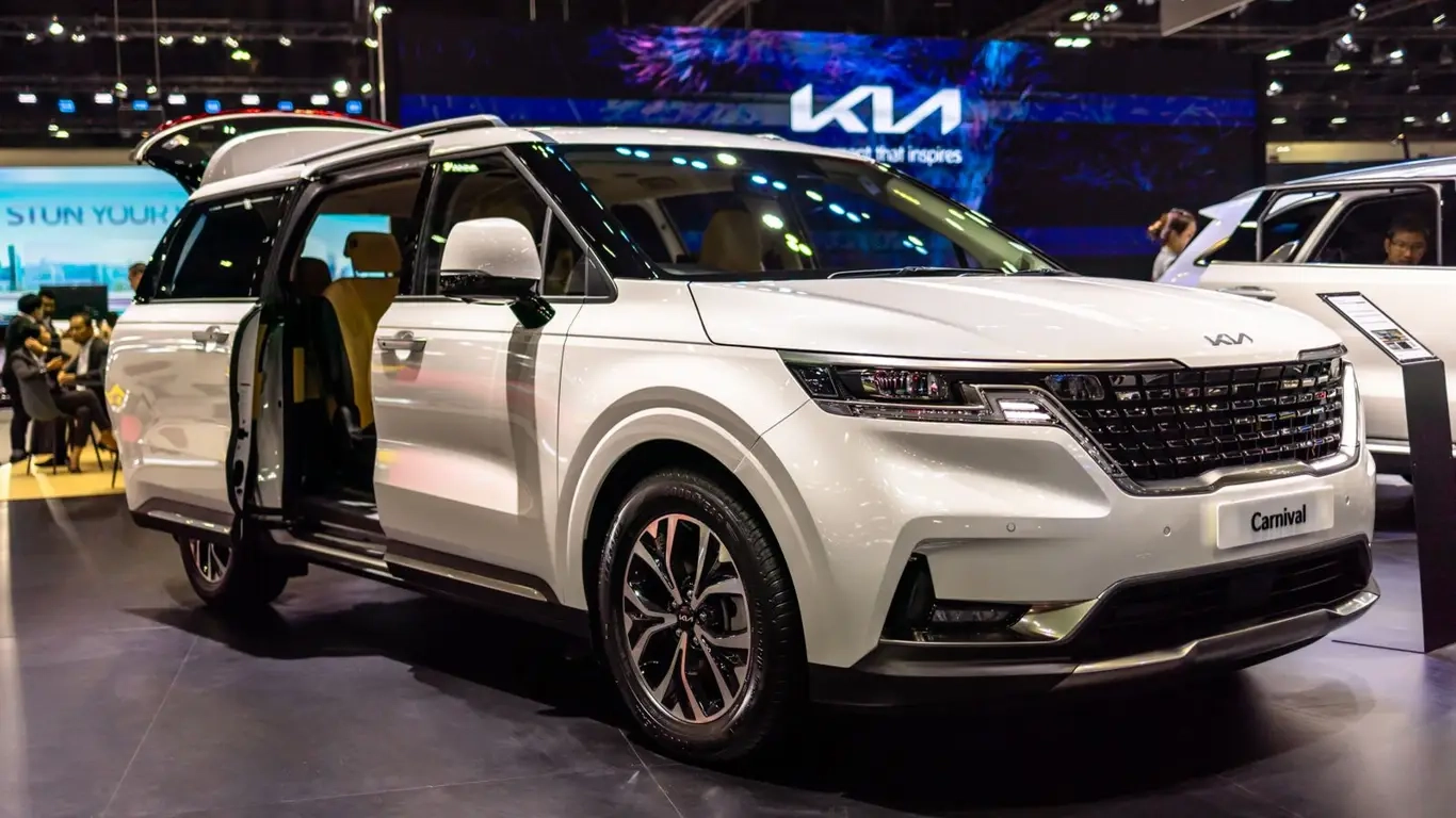 파란색. 카니발 슬라이딩 도어 문제로 집단소송 촉발 – 기아는 이를 폐기 원해