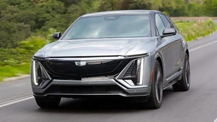 Cadillac Lyriq 2027 primește NACS, dar păstrează CarPlay — iar scumpirea aproape că nu se vede
