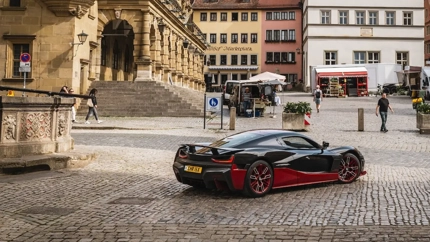 Près de 2 000 ch et 2 700 km d’une traite — la Rimac Nevera prend la route