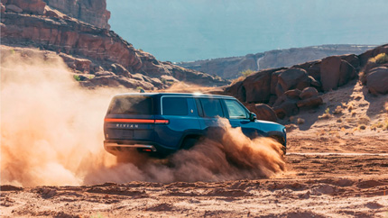 В России доступны к заказу электровнедорожники Rivian R1S с огромной батареей