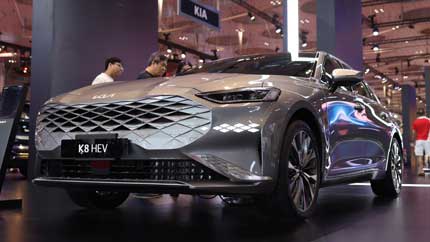 Гибридный седан Kia K8 представлен на автосалоне в Катаре