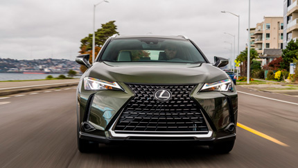 В России появились обновленные компактные кроссоверы Lexus UX