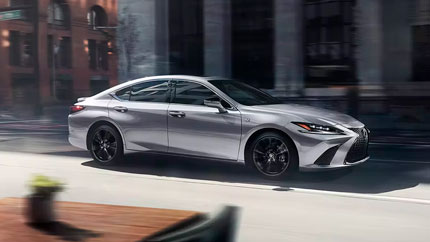 Премиальный аналог Toyota Camry вернулся на российский рынок: названы цены