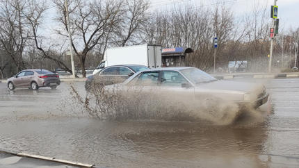 Эти советы помогут водителям безопасно преодолевать глубокие лужи на дороге