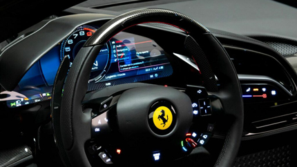Индивидуальный дизайн Ferrari SF90 Spider с градиентной окраской выглядит экзотично