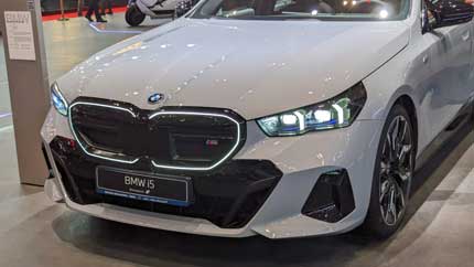 Электрический седан BMW i5 представлен на автосалоне в Катаре