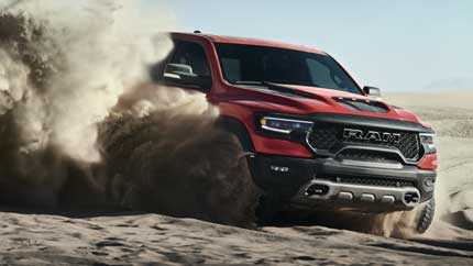 Заряженные пикапы Ram 1500 TRX и Ford F-150 Raptor R сразились в перетягивании каната