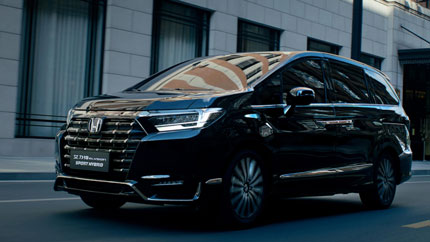 В России начали продавать гибридные минивэны Honda Elysion