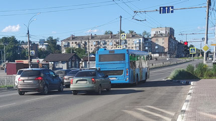 В РФ с 1 марта введен запрет на движение, остановку и стоянку на островках безопасности