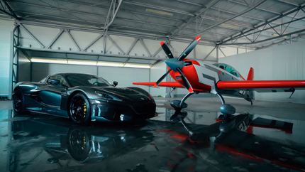 Электрический гиперкар Rimac Nevera устроил гонку со спортивным самолётом