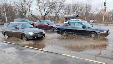 Почему водителям стоит избегать глубоких луж: ответ эксперта