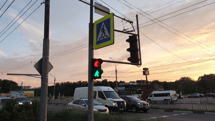 Адвокат рассказал, оштрафуют ли водителя за завершение маневра на перекрестке на красный сигнал светофора