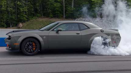 Ford Mustang Shelby GT500 сразился с Dodge Challenger Black Ghost в гонке U-drag