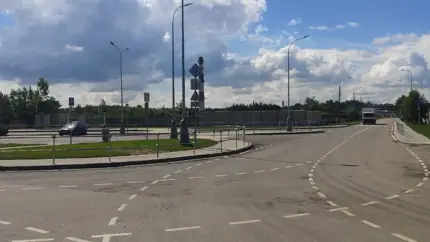 В этом до сих пор путаются даже опытные водители: какой поворотник включать при въезде на круг