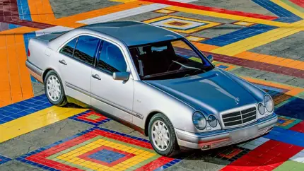 Мечта коллекционера сбылась: в РФ найден почти новый 28-летний Mercedes-Benz E-Class с минимальным пробегом
