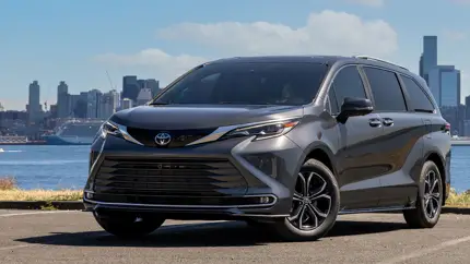 Большой, семейный, но очень дорогой: в РФ приехал новый минивэн Toyota Sienna