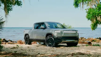 Солнечная крышка для Rivian: пикап научили добывать энергию в поле