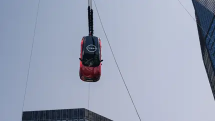 Попал в Книгу рекордов Гиннесса: Nissan Qashqai сбросили с 65-метровой высоты