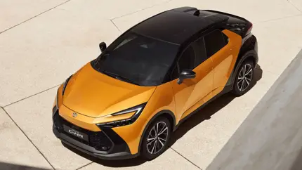 В РФ привезли новый гибридный кроссовер Toyota: цена поражает