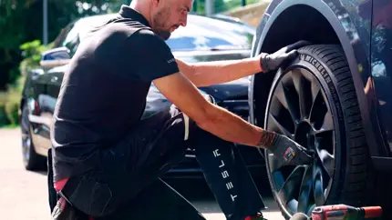 Маск довел лень до совершенства: электрокар Tesla сам запишется в сервис и рассчитает стоимость ремонта
