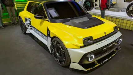 Возрожденная легенда: на автосалон IAA Mobility 2025 приехал  Renault RS Turbo 3E