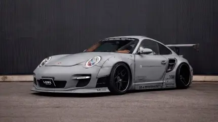 Porsche 911 получил обвес Liberty Walk и стал похож на дорожный истребитель