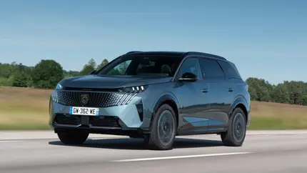 Peugeot перезапустила 5008: теперь это 7-местный гибрид с огромным багажником