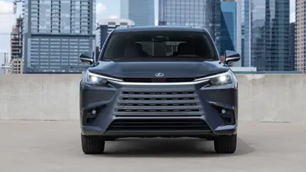 В РФ стартовали продажи нового семейного кроссовера Lexus: названа цена