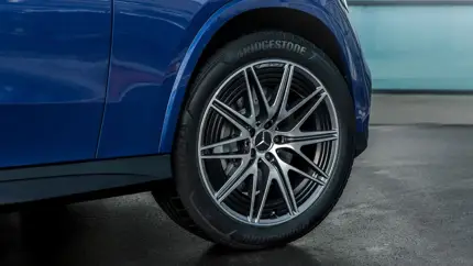 Кофе-брейк и быстрый заряд аккумулятора: Mercedes-Benz открыл центр зарядки в Starbucks