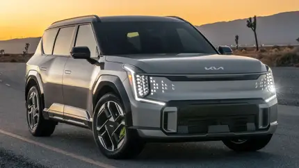 Электрокроссовер Kia EV9 поступил в продажу в России: цена от 6 млн рублей
