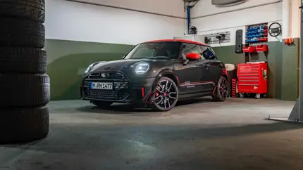 Максимум стиля JCW, минимум изменений по технике: Японию порадовали особым урезанным BMW