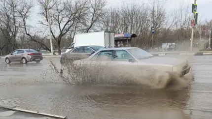 Перечислены неочевидные опасности езды на автомобиле по лужам