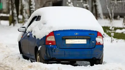 Снежная «шапка»: почему неочищенный автомобиль опасен на дороге