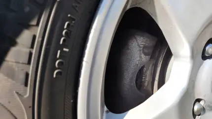 Какой ресурс у тормозных колодок легкового автомобиля и от чего он зависит - эксперт все рассказал