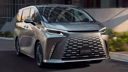 Lexus тихо обновил роскошный LM500h: минивэн стал еще комфортнее