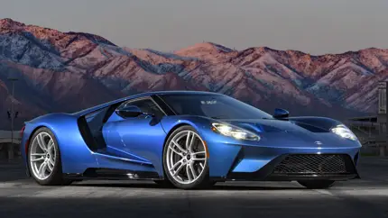 1200-сильный суперпикап Ram TRX сразился в гонке по прямой с купе Ford GT
