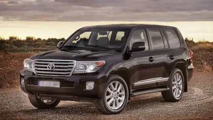 Идеальное состояние спустя 12 лет: в РФ за огромные деньги продают Toyota Land Cruiser 200