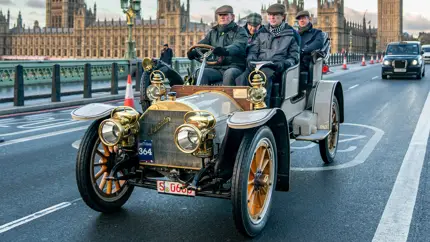 Самая красивая пробка в мире: 60 легендарных моделей Mercedes перекрыли центр Рима