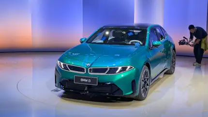 BMW показала i3 с длинной базой и цифровой кабиной: китайский ИИ в комплекте