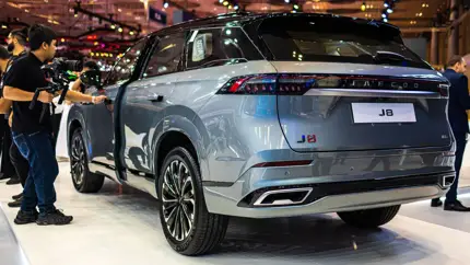 Три электромотора в одном SUV: 428 л.с., полный привод и быстрая зарядка до 70 кВт
