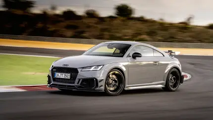 Пять цилиндров, пять десятилетий: Audi отмечает 50 лет легендарного мотора, изменившего мир спортивных авто