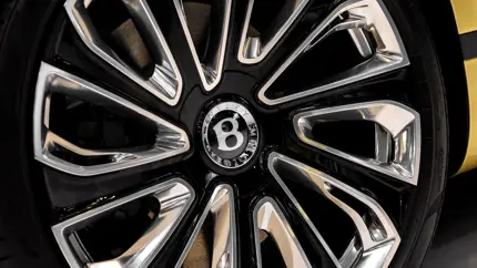 Меньше Bentayga, тише и быстрее: Bentley выводит на тесты новый электрокроссовер