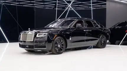 Один из самых необычных Rolls-Royce Ghost продают «за копейки»: строгий снаружи, дерзкий внутри