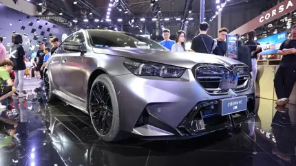 Новый гибридный BMW M5 показали на международном автосалоне