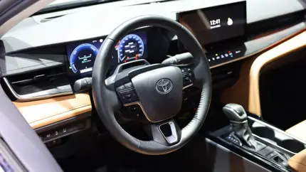 Toyota продолжает торговать в России официальными машинами: статистика подтверждает
