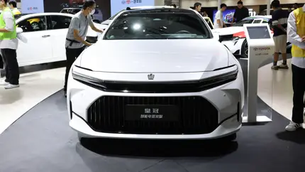 В Россию привезли новый седан Toyota Crown: чем он может удивить