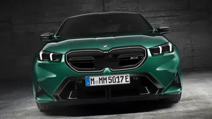 Первый гибридный BMW M5 приехал в Россию: цена впечатляет