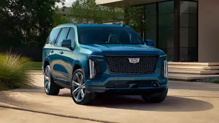 Cadillac вывел электрический флот в пустыню: роскошь без выхлопа добралась до Ближнего Востока