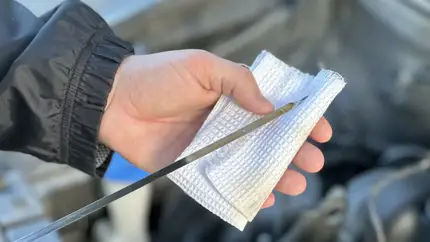 Важен не только цвет: надо ли сразу менять моторное масло после того, как оно почернеет