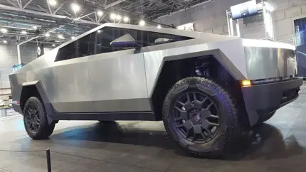 Придется покупать дороже: из конфигуратора Tesla исчезла самая дешевая версия Cybertruck